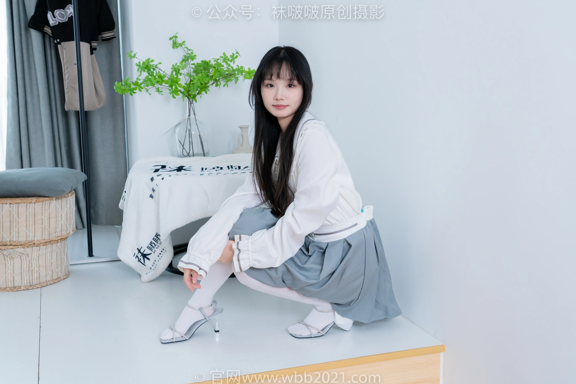 [BoBoSocks袜啵啵] NO.468 甜甜圈-高跟凉鞋、厚白丝、裸足、丝袜和裸足踩蓝莓剧情（花絮版） 3